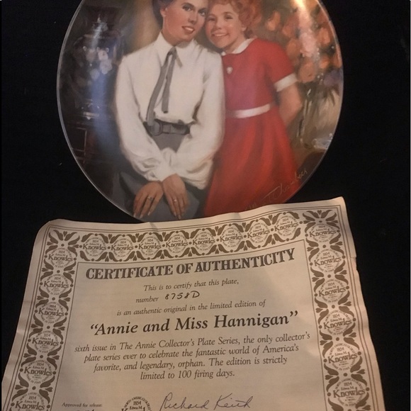 Vintage Knowls collectible plate, “ Annie and Miss Hannigan” - Picture 6 of 9